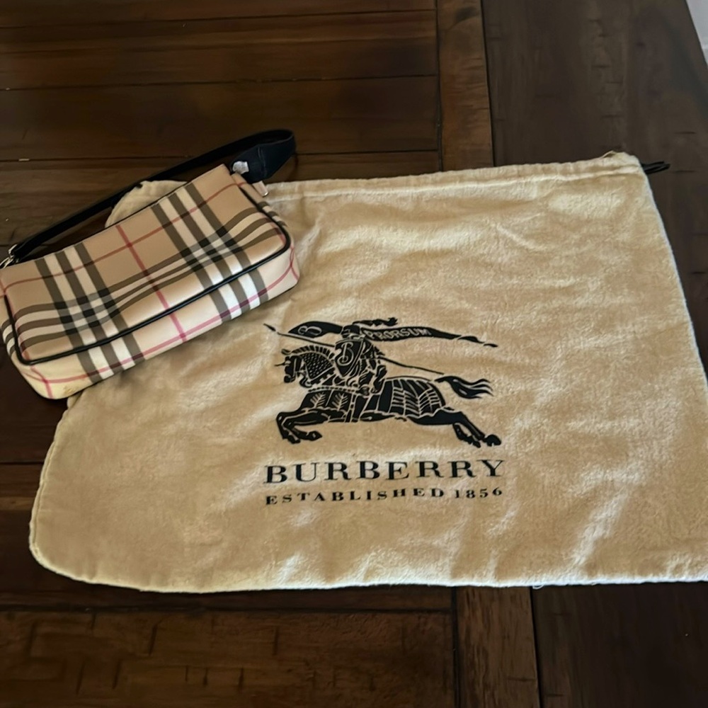 New Burberry small Purse. Perfect Condition. Leather authentic vintage bag.